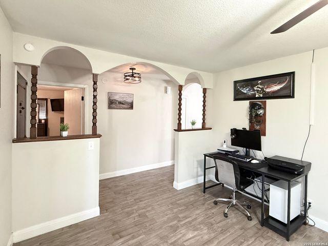 401 BLUEBONNET AVE, Devine, TX 78016