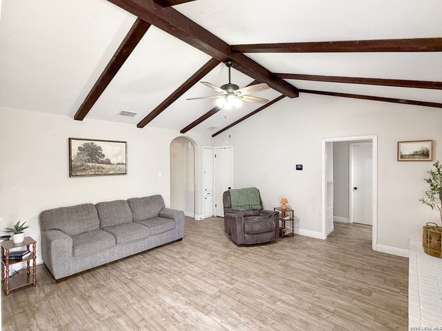 401 BLUEBONNET AVE, Devine, TX 78016