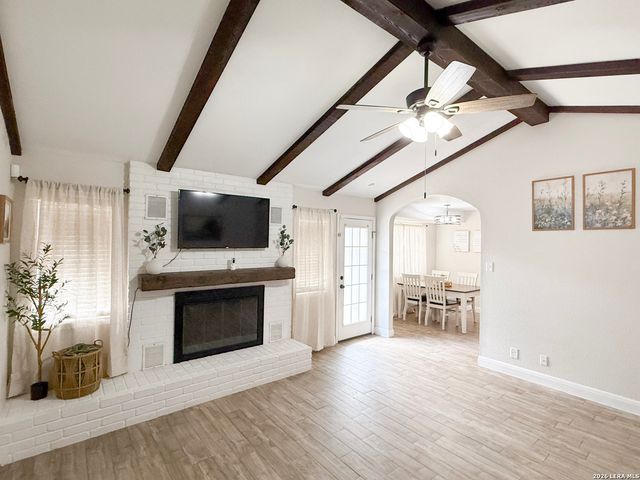 401 BLUEBONNET AVE, Devine, TX 78016