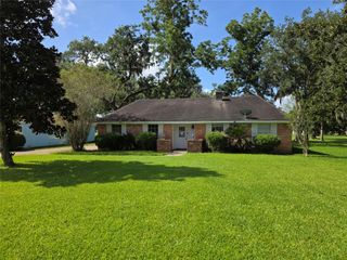 341 S Amherst Drive, West Columbia, TX 77486