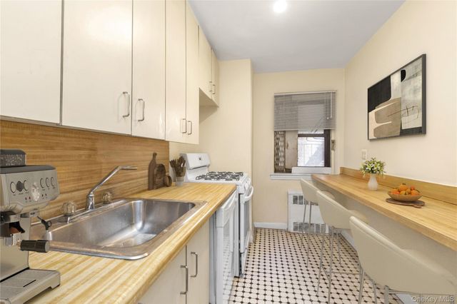 102-55 67 Road 3V, Forest Hills, NY 11375