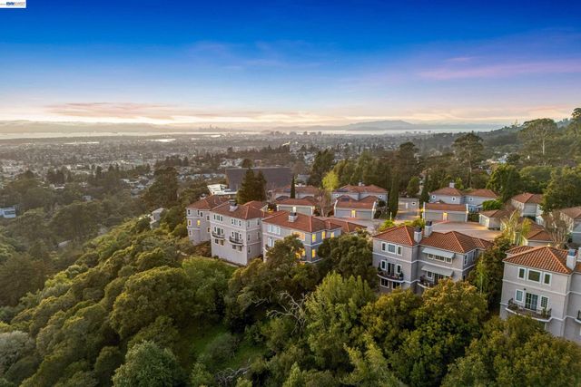 4636 Redwood Rd, Oakland, CA 94619