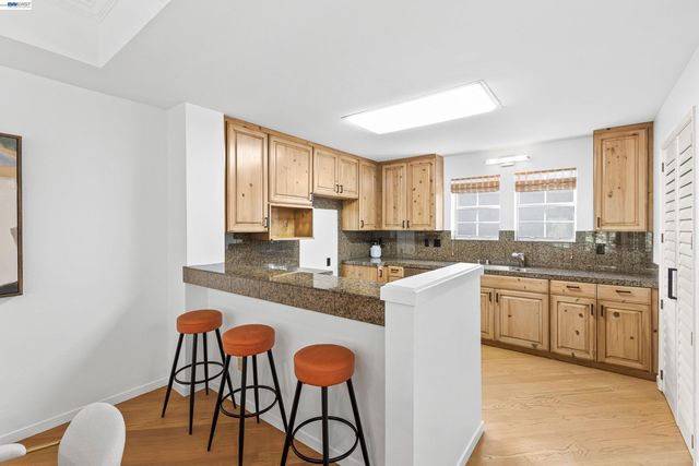 4636 Redwood Rd, Oakland, CA 94619