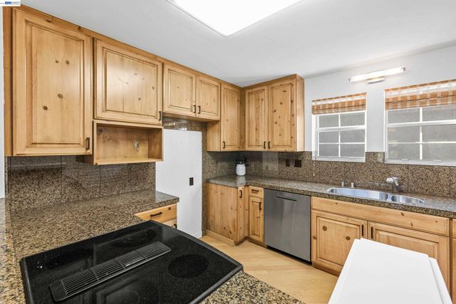 4636 Redwood Rd, Oakland, CA 94619