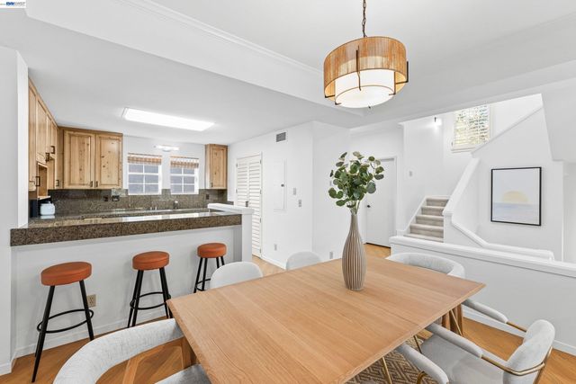 4636 Redwood Rd, Oakland, CA 94619