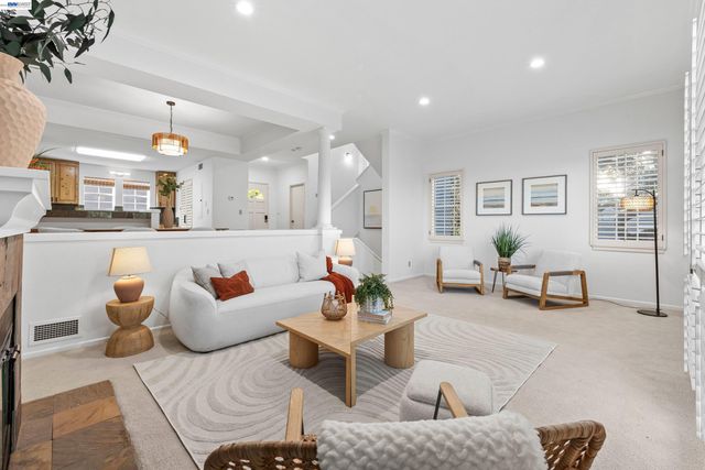 4636 Redwood Rd, Oakland, CA 94619