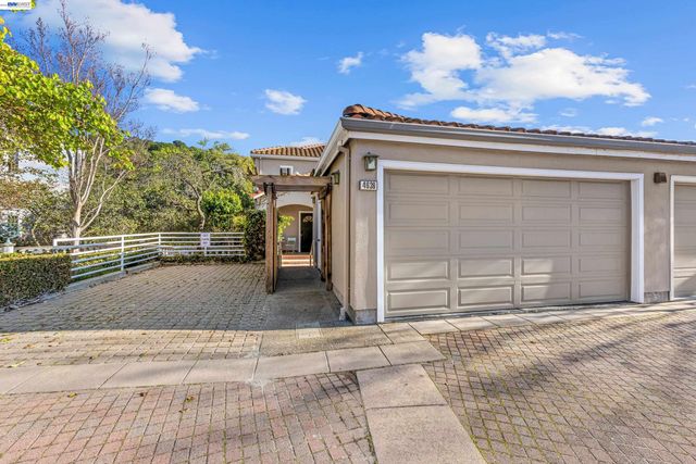 4636 Redwood Rd, Oakland, CA 94619