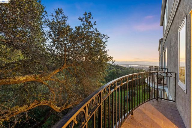 4636 Redwood Rd, Oakland, CA 94619