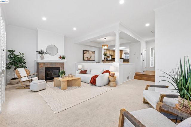 4636 Redwood Rd, Oakland, CA 94619