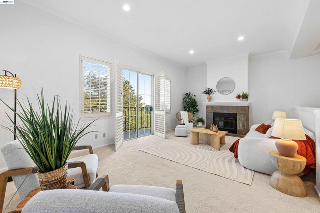 4636 Redwood Rd, Oakland, CA 94619