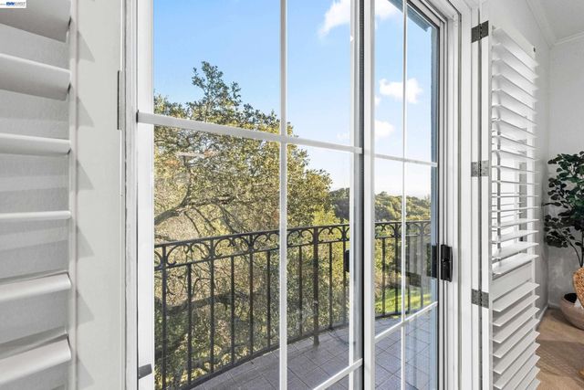 4636 Redwood Rd, Oakland, CA 94619