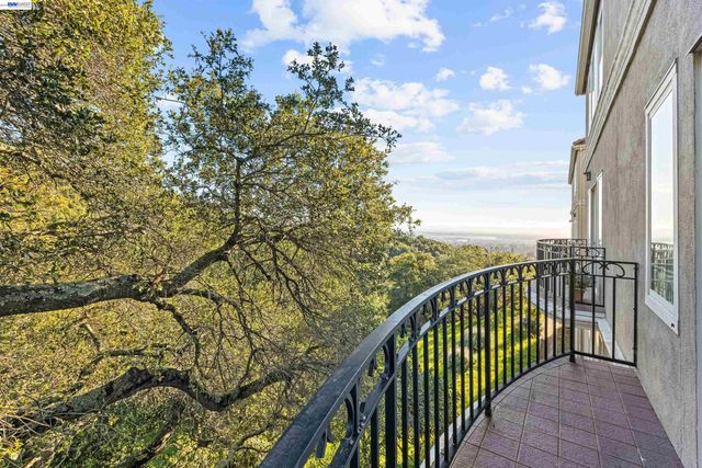 4636 Redwood Rd, Oakland, CA 94619