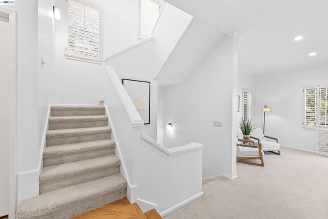 4636 Redwood Rd, Oakland, CA 94619