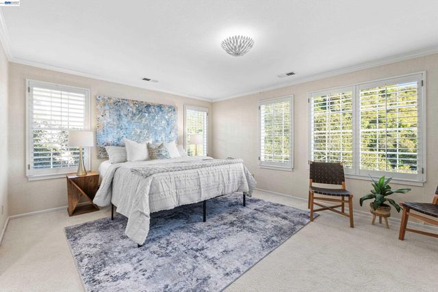 4636 Redwood Rd, Oakland, CA 94619