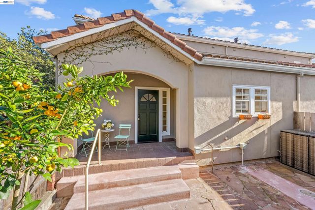 4636 Redwood Rd, Oakland, CA 94619