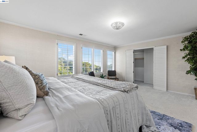 4636 Redwood Rd, Oakland, CA 94619