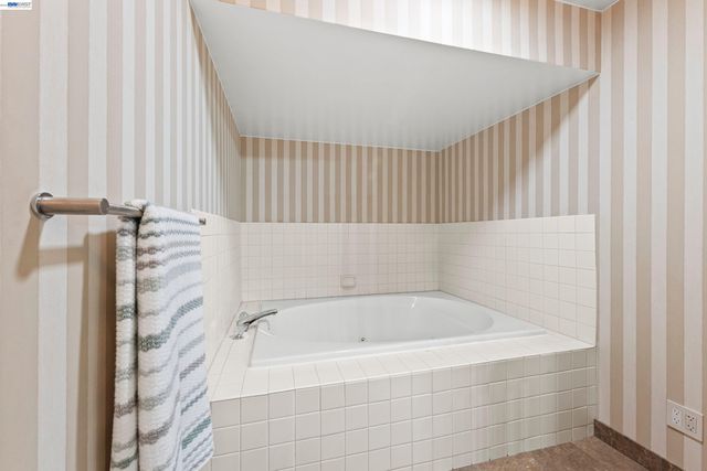 4636 Redwood Rd, Oakland, CA 94619