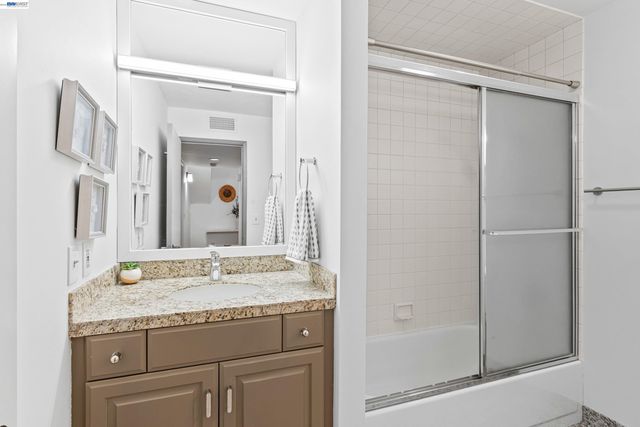 4636 Redwood Rd, Oakland, CA 94619