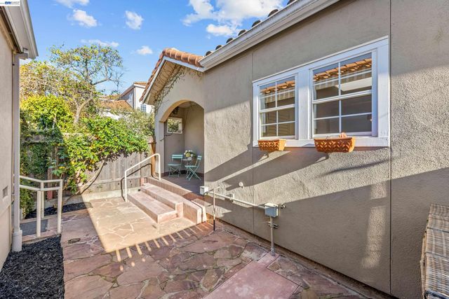 4636 Redwood Rd, Oakland, CA 94619