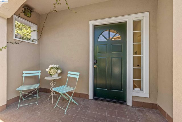 4636 Redwood Rd, Oakland, CA 94619