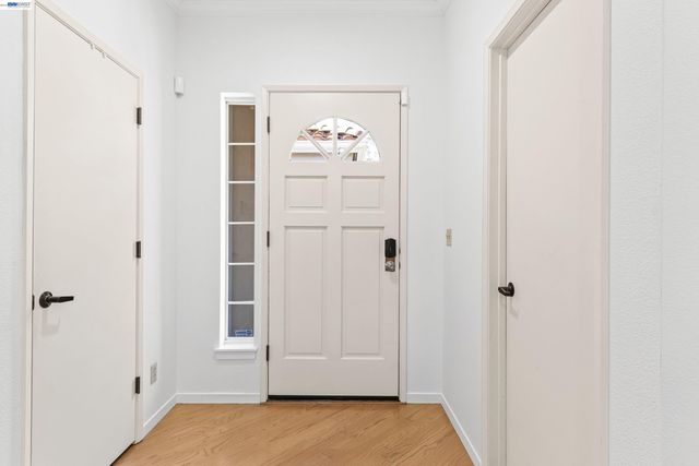 4636 Redwood Rd, Oakland, CA 94619