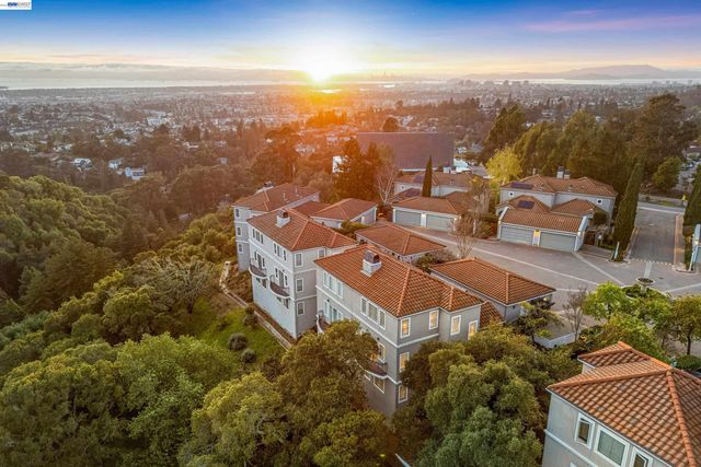 4636 Redwood Rd, Oakland, CA 94619