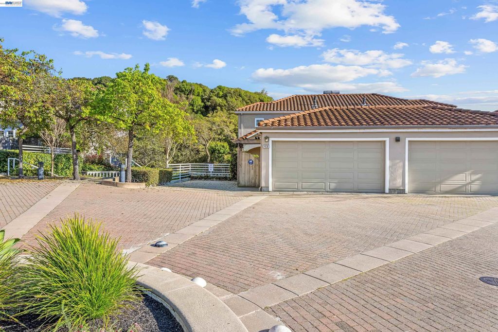 4636 Redwood Rd, Oakland, CA 94619