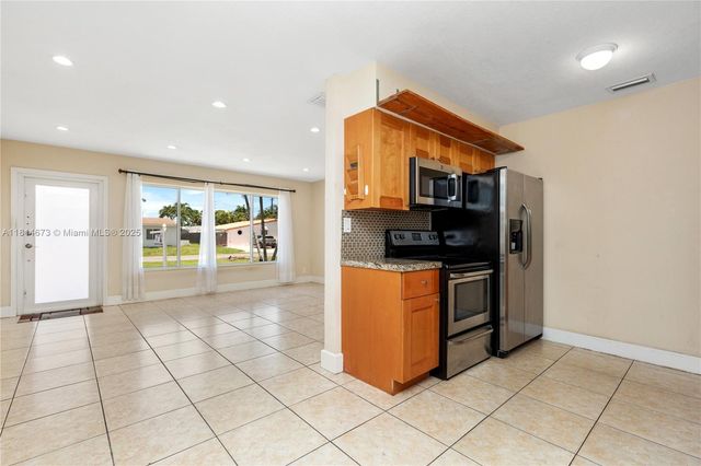 918 NE 6th St, Hallandale Beach, FL 33009