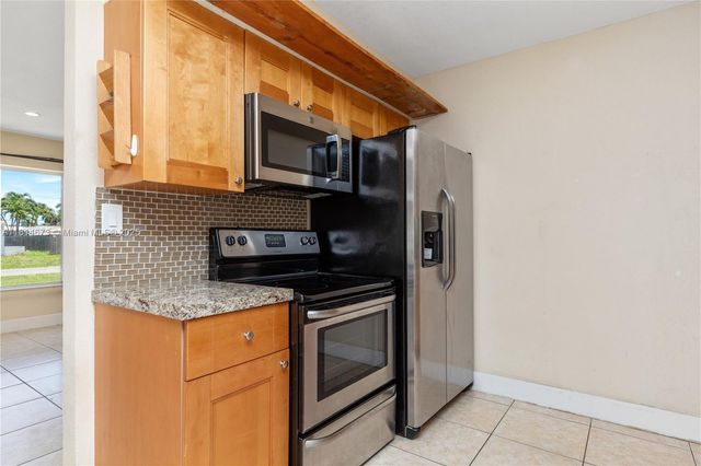 918 NE 6th St, Hallandale Beach, FL 33009