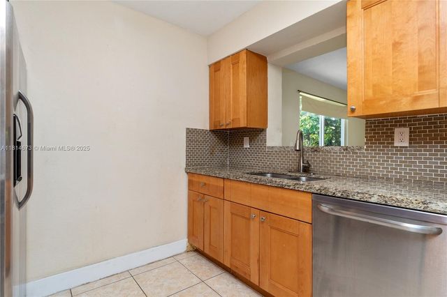 918 NE 6th St, Hallandale Beach, FL 33009