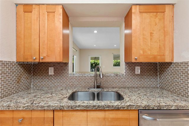 918 NE 6th St, Hallandale Beach, FL 33009