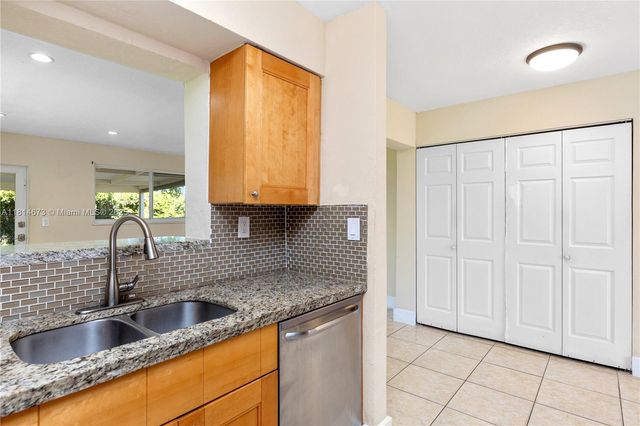 918 NE 6th St, Hallandale Beach, FL 33009