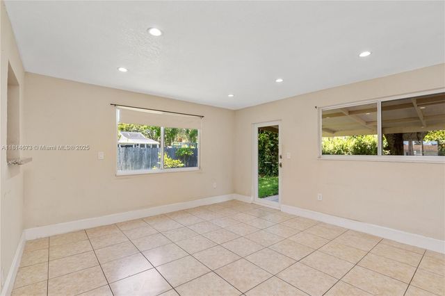 918 NE 6th St, Hallandale Beach, FL 33009