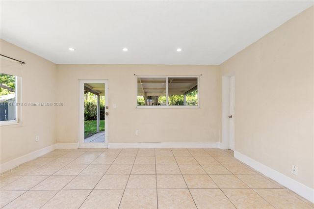 918 NE 6th St, Hallandale Beach, FL 33009