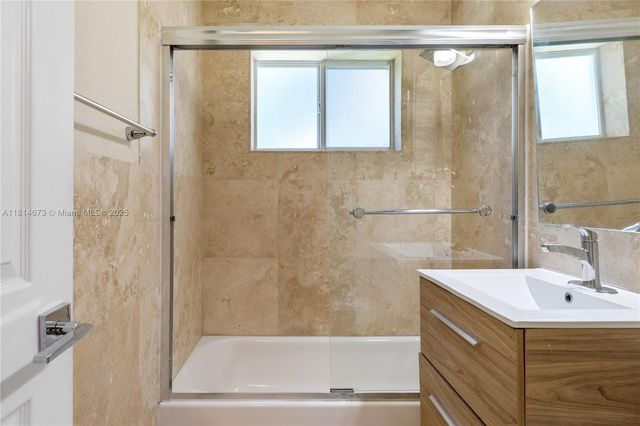 918 NE 6th St, Hallandale Beach, FL 33009