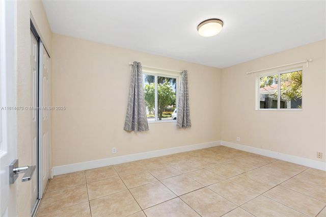 918 NE 6th St, Hallandale Beach, FL 33009