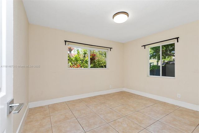 918 NE 6th St, Hallandale Beach, FL 33009