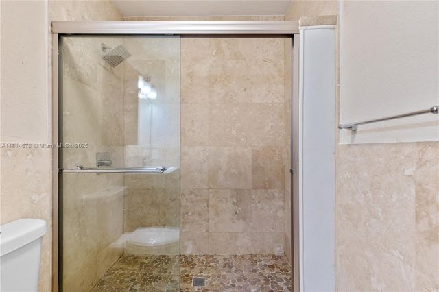 918 NE 6th St, Hallandale Beach, FL 33009