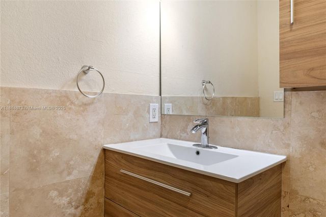 918 NE 6th St, Hallandale Beach, FL 33009