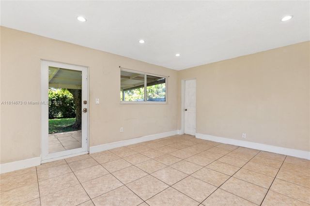 918 NE 6th St, Hallandale Beach, FL 33009