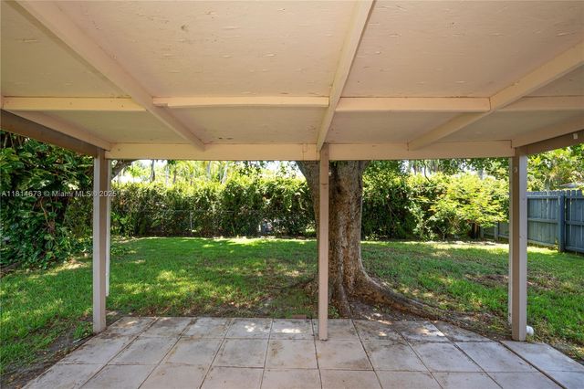 918 NE 6th St, Hallandale Beach, FL 33009