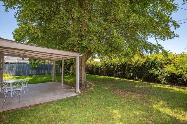 918 NE 6th St, Hallandale Beach, FL 33009