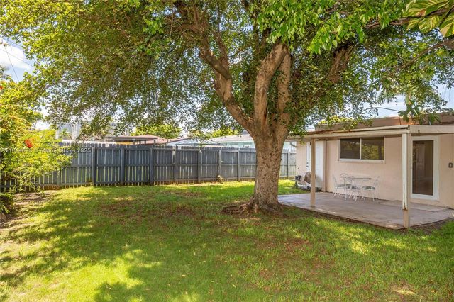 918 NE 6th St, Hallandale Beach, FL 33009