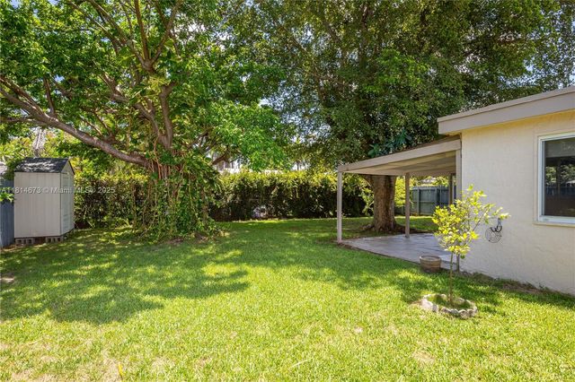 918 NE 6th St, Hallandale Beach, FL 33009