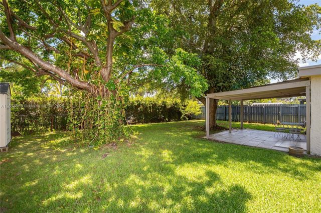 918 NE 6th St, Hallandale Beach, FL 33009