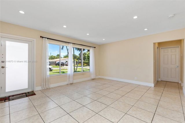 918 NE 6th St, Hallandale Beach, FL 33009