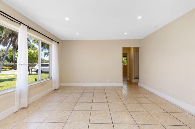 918 NE 6th St, Hallandale Beach, FL 33009