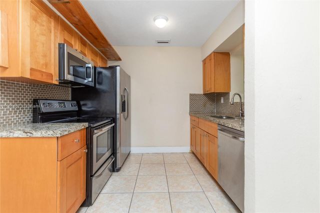 918 NE 6th St, Hallandale Beach, FL 33009