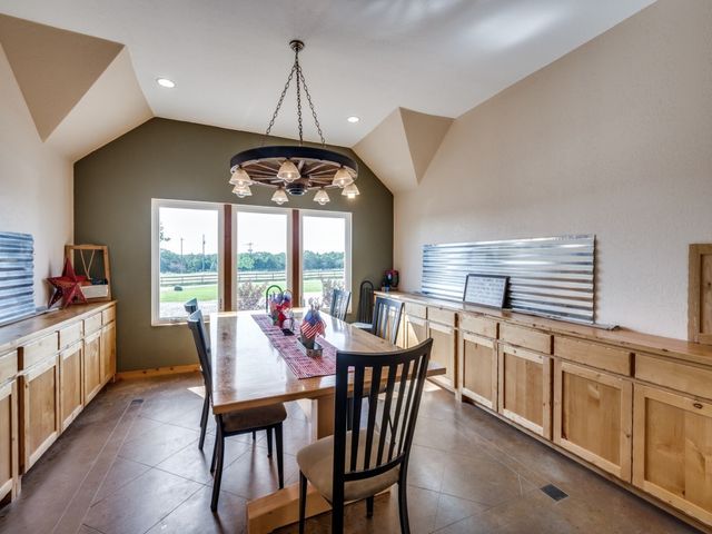 2250 Morrow Road, Valley View, TX 76272