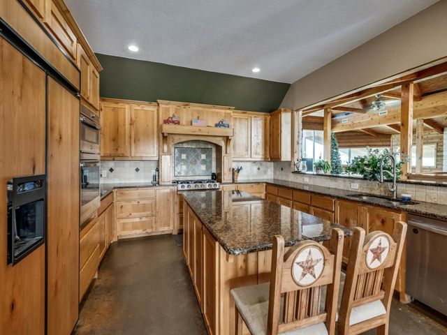 2250 Morrow Road, Valley View, TX 76272